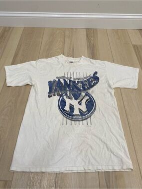 Vintage New York Yankees TShirt L White True Fan MLB Baseball  Large Graphic